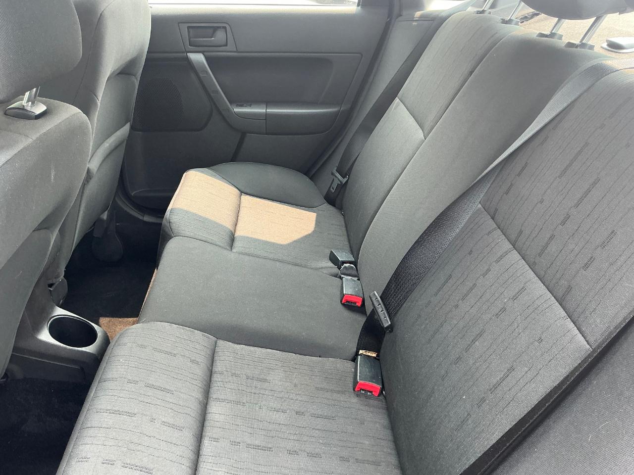 Ford Focus SE Sedan 2010