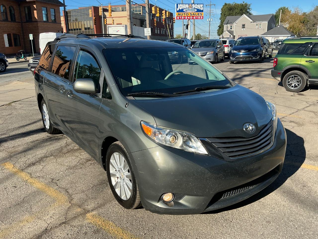 Toyota Sienna XLE AWD 7-Passenger V6 2012