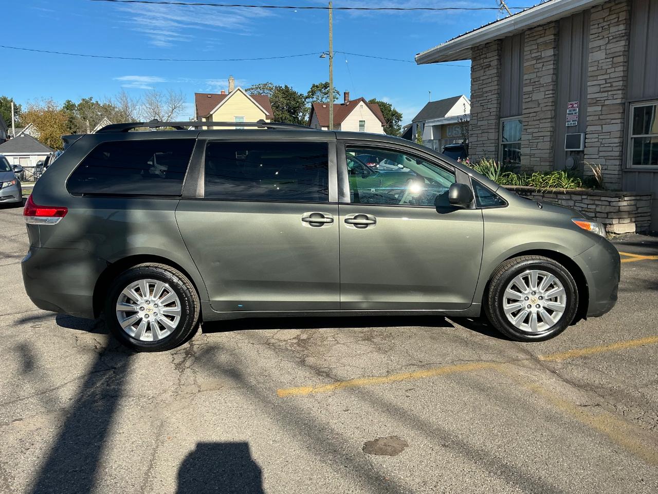 Toyota Sienna XLE AWD 7-Passenger V6 2012