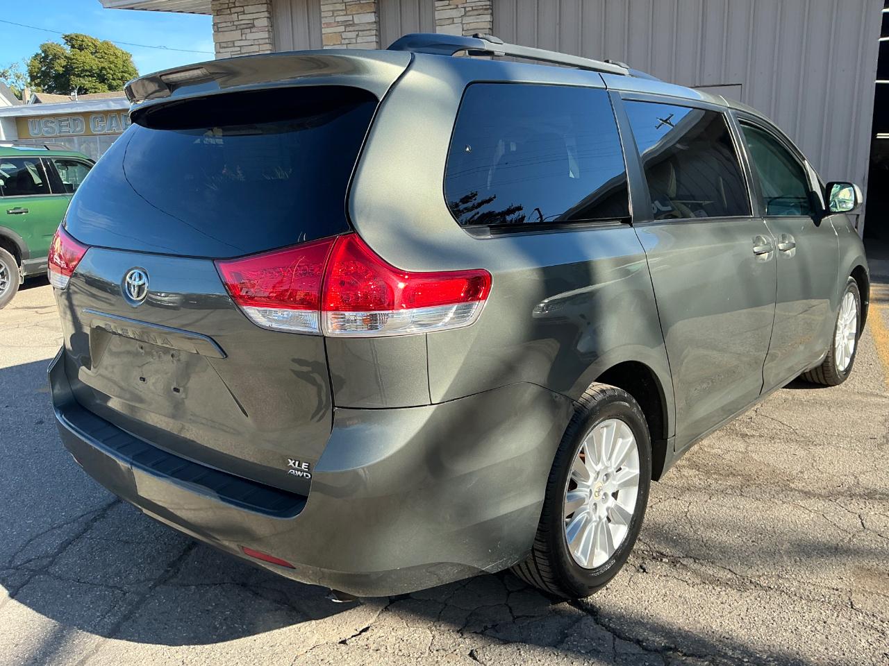 Toyota Sienna XLE AWD 7-Passenger V6 2012