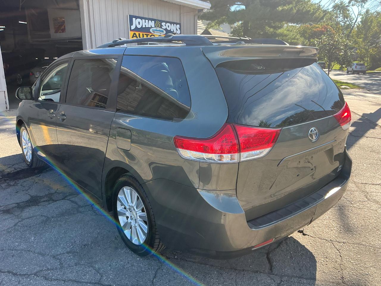 Toyota Sienna XLE AWD 7-Passenger V6 2012