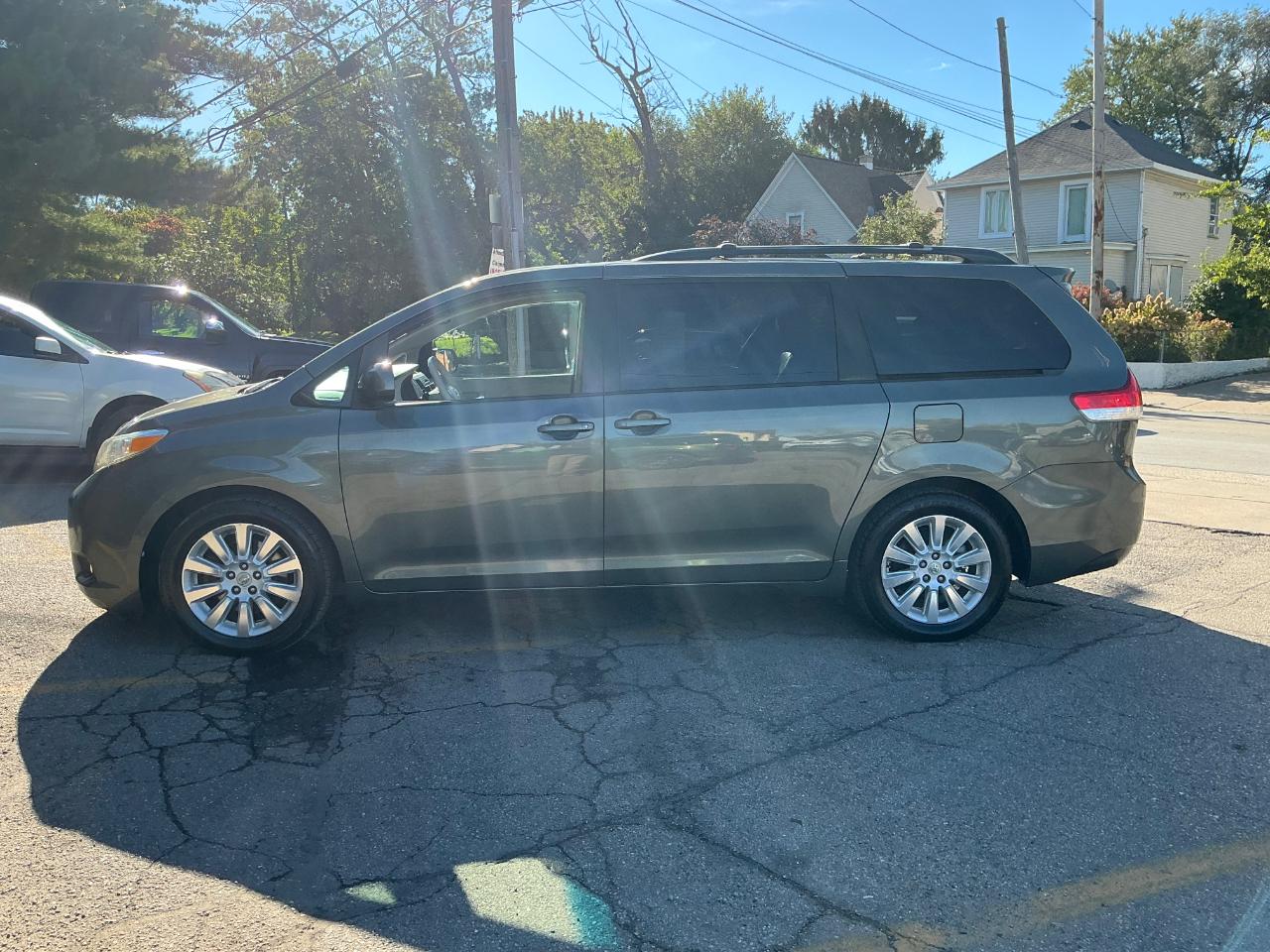 Toyota Sienna XLE AWD 7-Passenger V6 2012