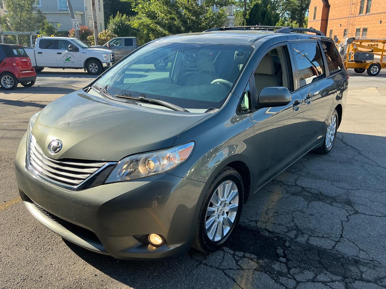 Toyota Sienna XLE AWD 7-Passenger V6 2012