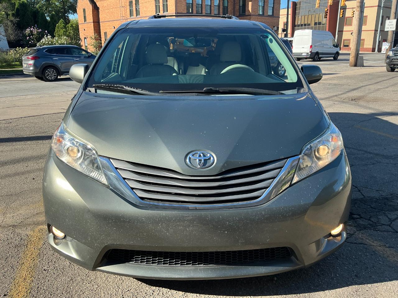 Toyota Sienna XLE AWD 7-Passenger V6 2012