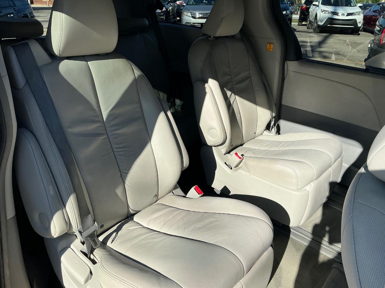 Toyota Sienna XLE AWD 7-Passenger V6 2012