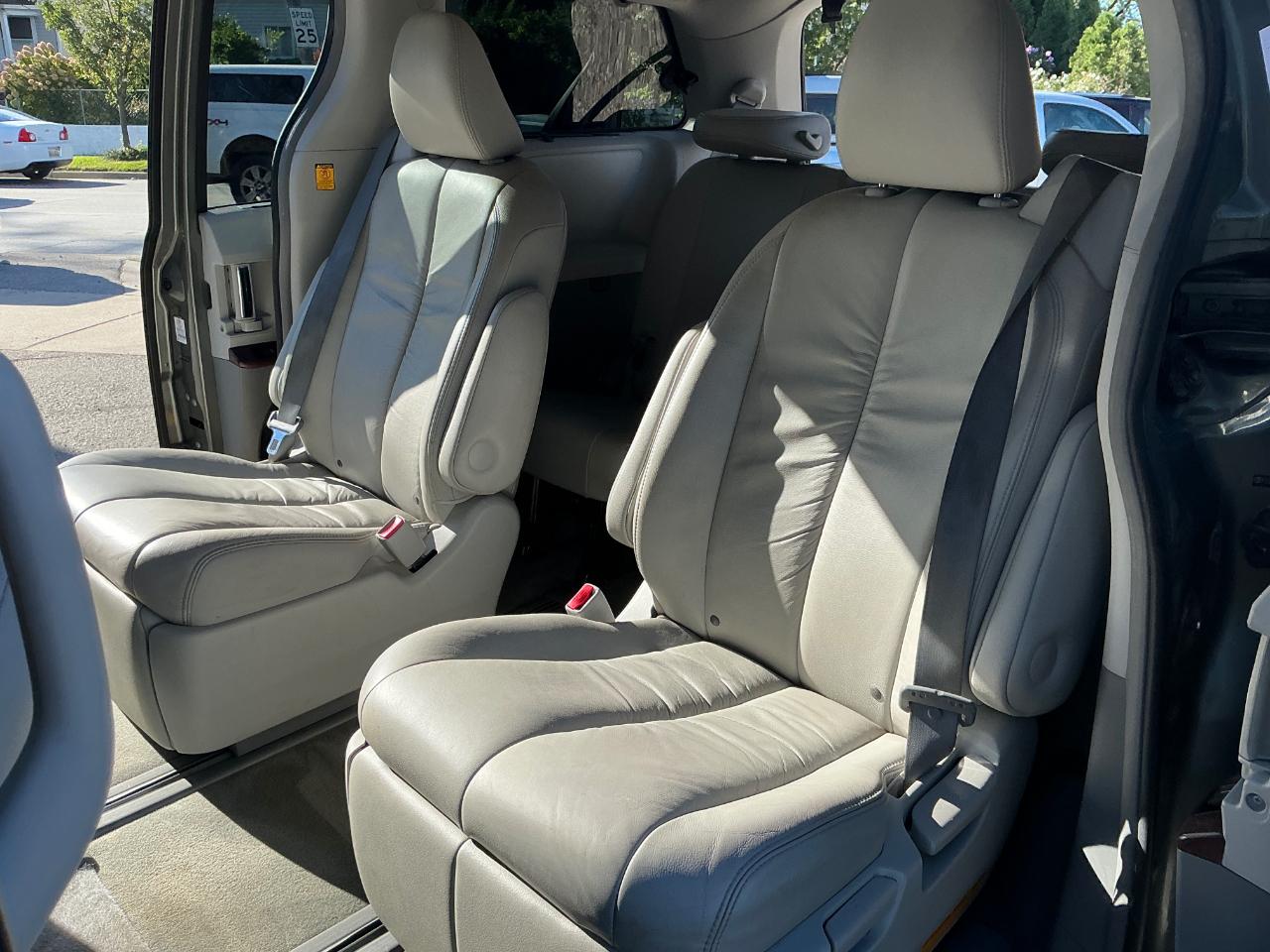 Toyota Sienna XLE AWD 7-Passenger V6 2012