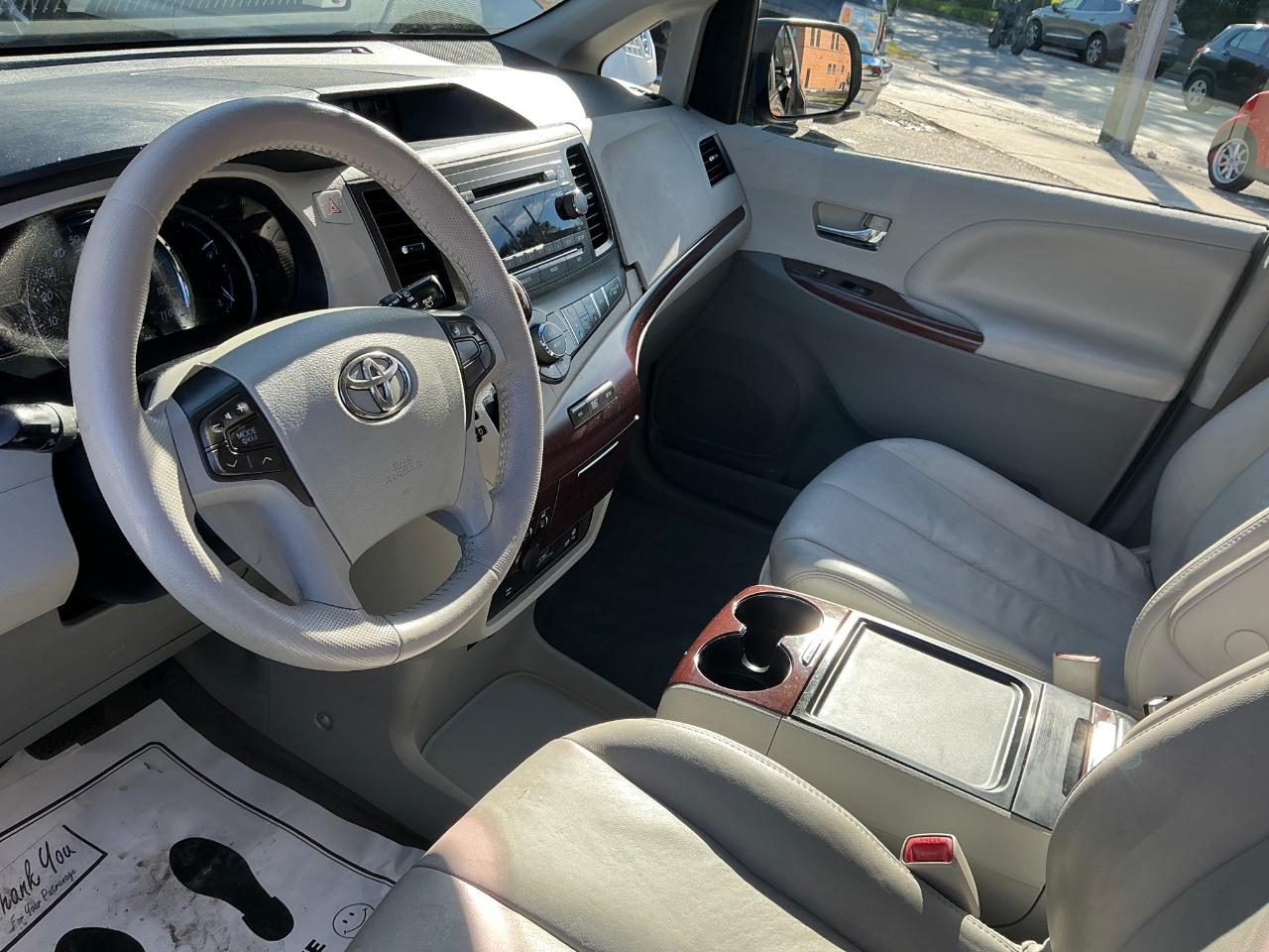 Toyota Sienna XLE AWD 7-Passenger V6 2012