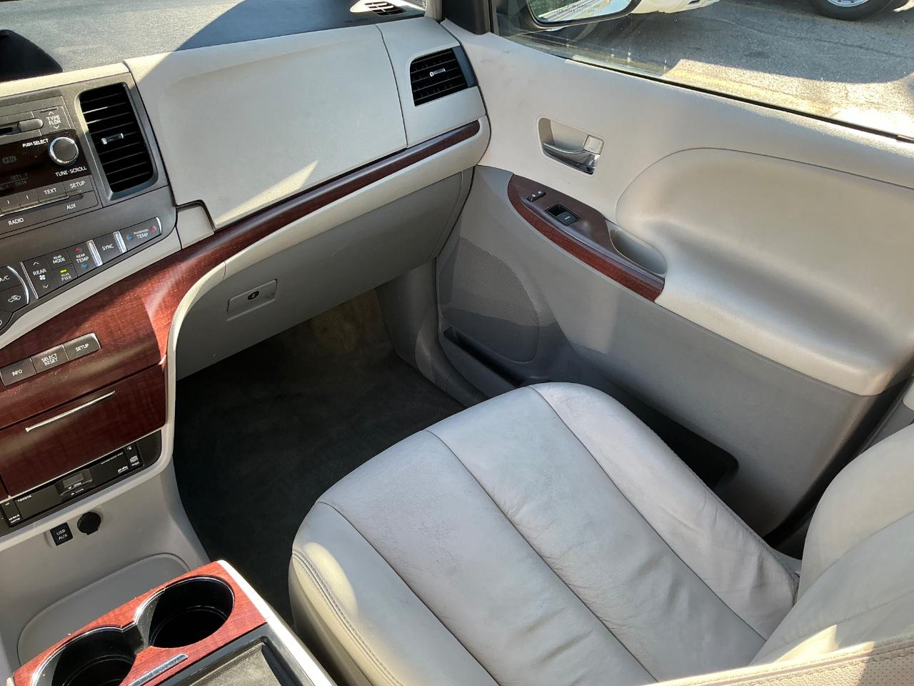 Toyota Sienna XLE AWD 7-Passenger V6 2012