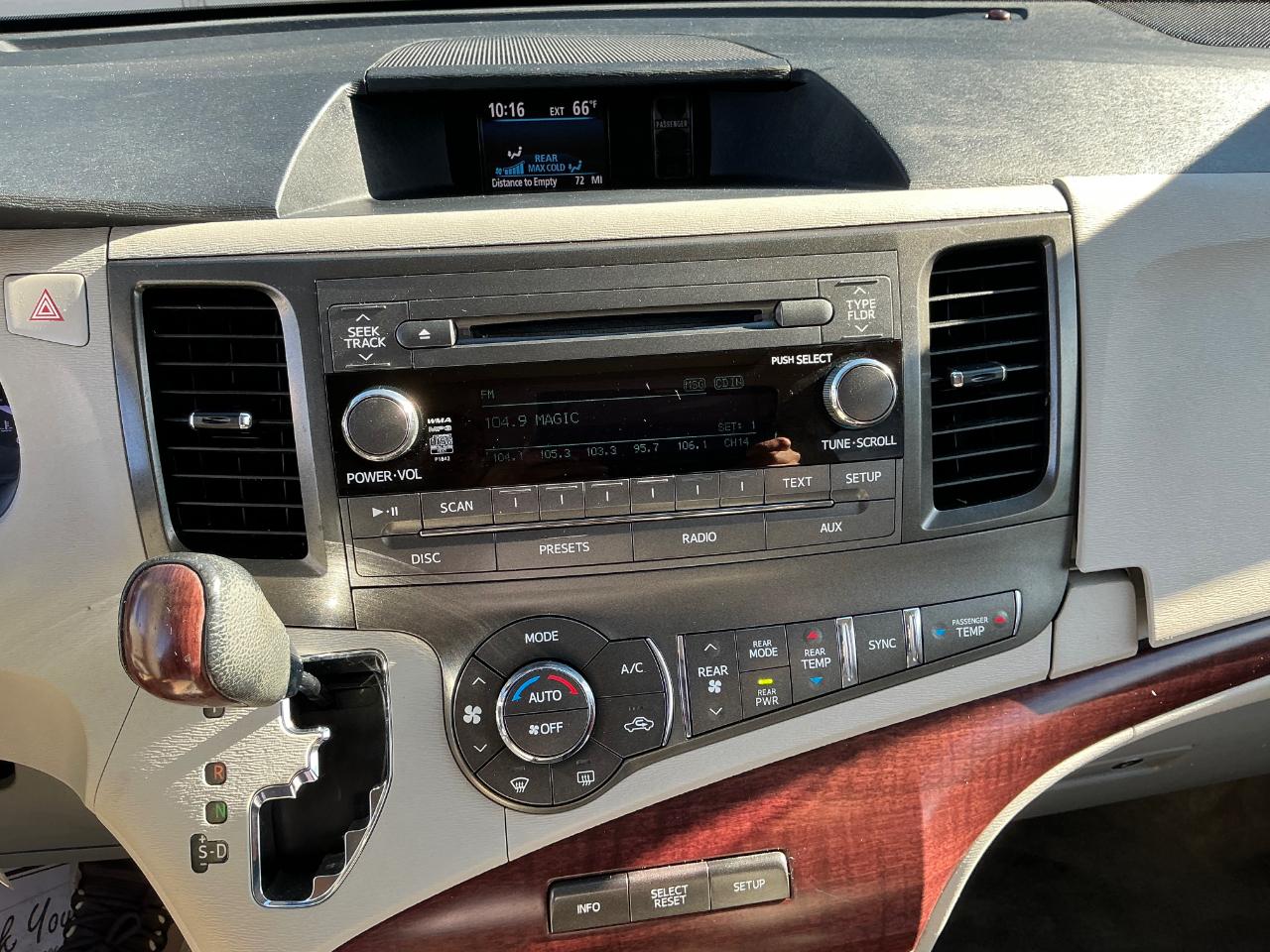 Toyota Sienna XLE AWD 7-Passenger V6 2012