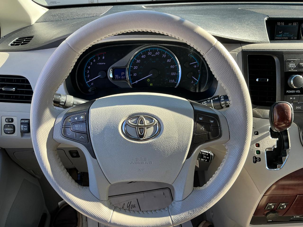 Toyota Sienna XLE AWD 7-Passenger V6 2012