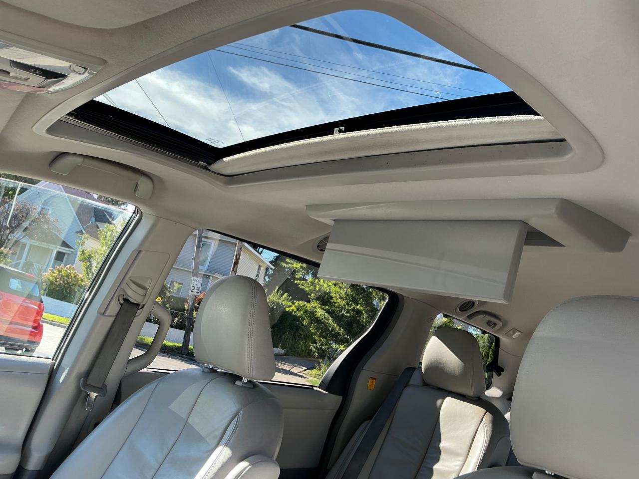 Toyota Sienna XLE AWD 7-Passenger V6 2012