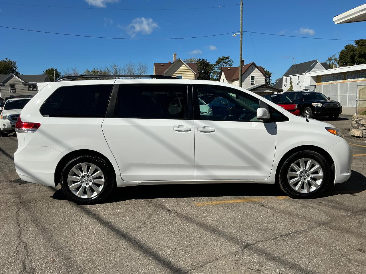Toyota Sienna LE AWD 7-Passenger V6 2014