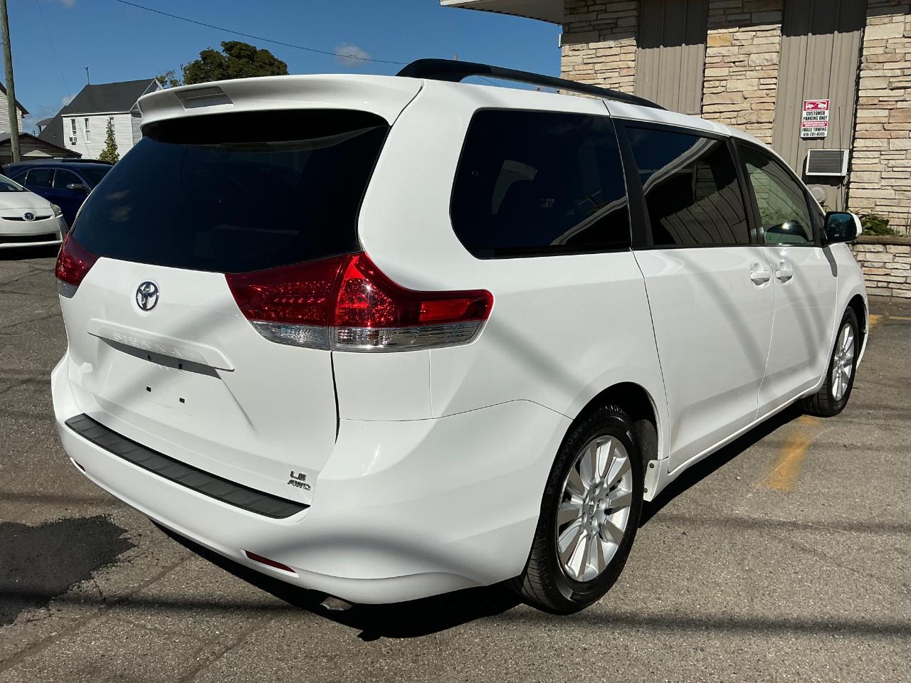 Toyota Sienna LE AWD 7-Passenger V6 2014
