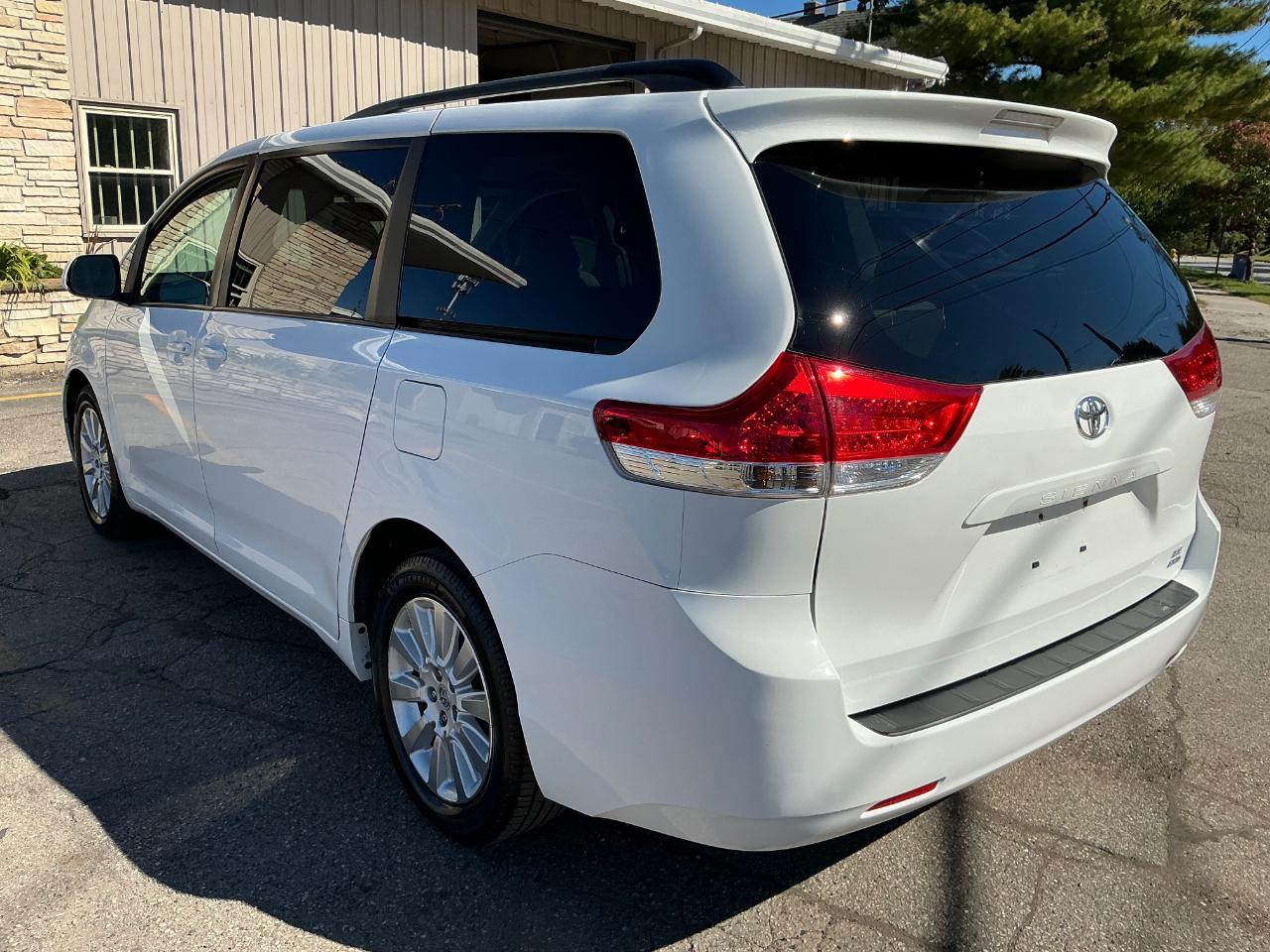 Toyota Sienna LE AWD 7-Passenger V6 2014