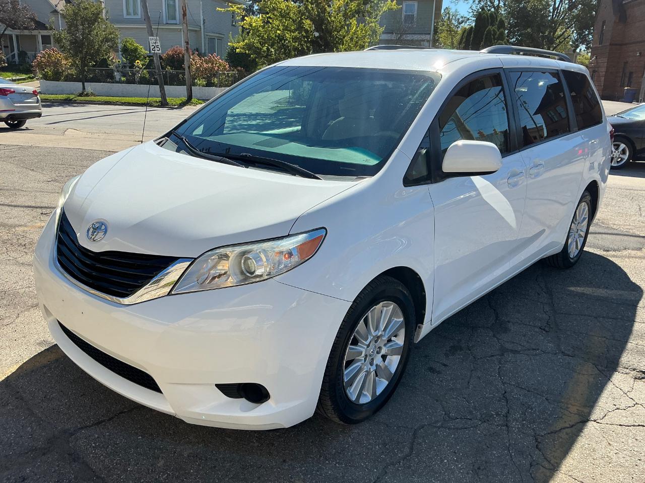 Toyota Sienna LE AWD 7-Passenger V6 2014