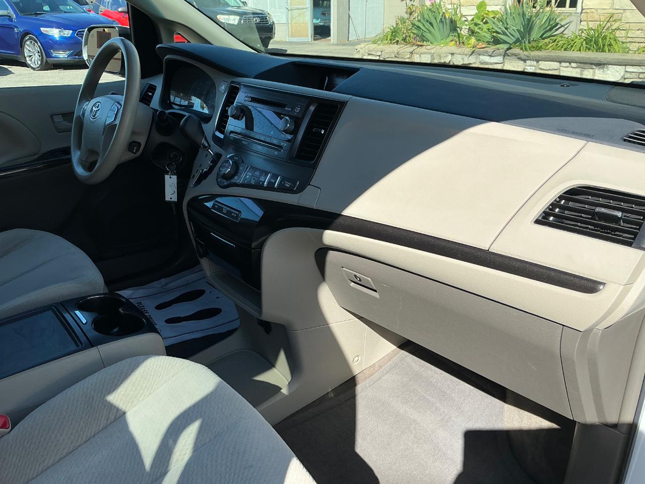 Toyota Sienna LE AWD 7-Passenger V6 2014