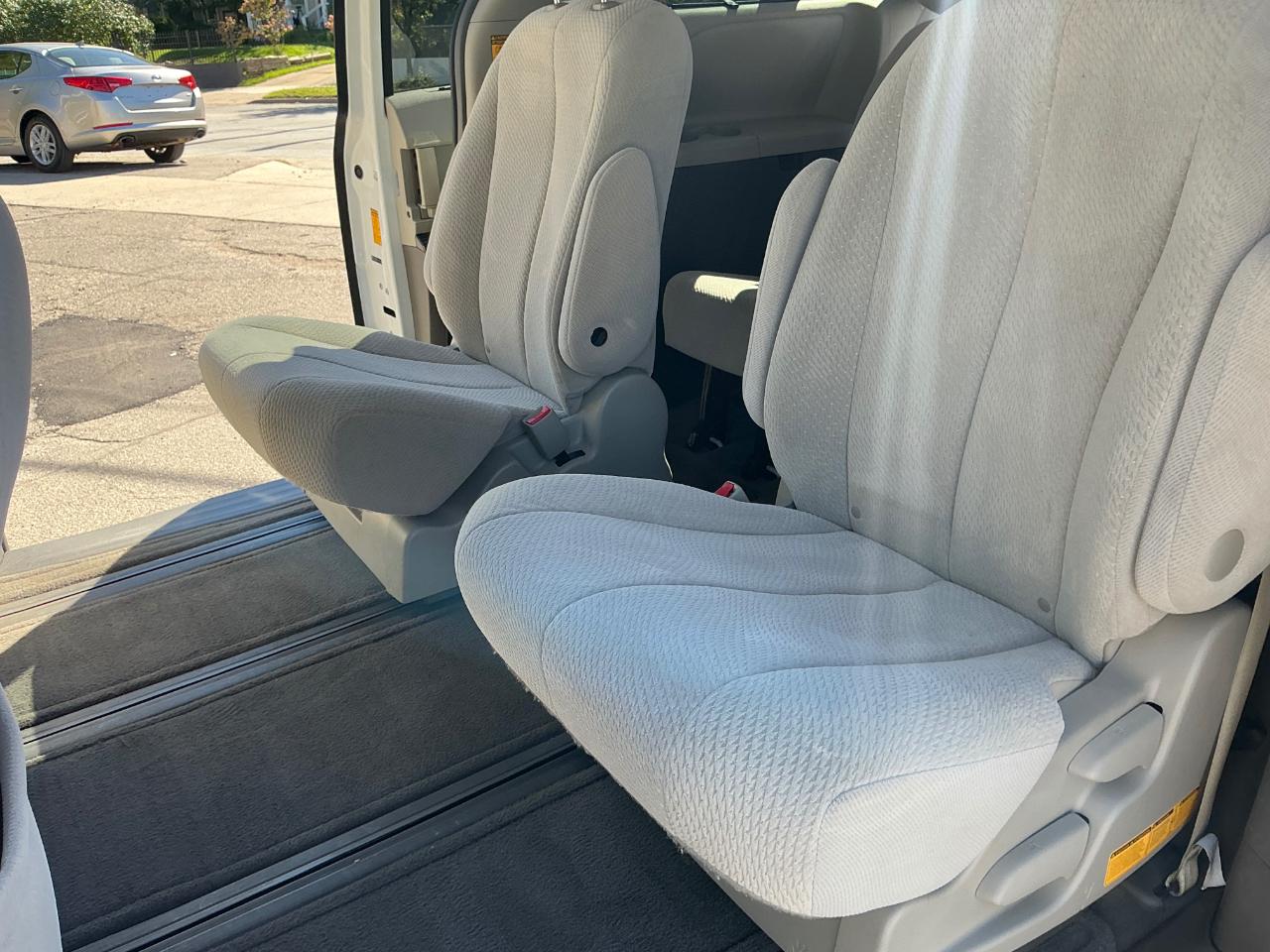 Toyota Sienna LE AWD 7-Passenger V6 2014