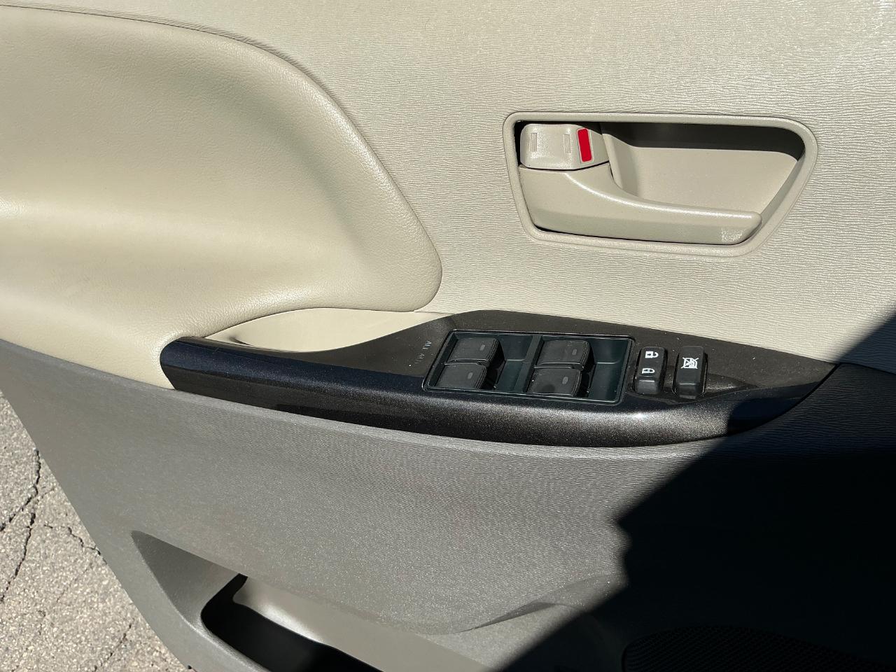 Toyota Sienna LE AWD 7-Passenger V6 2014