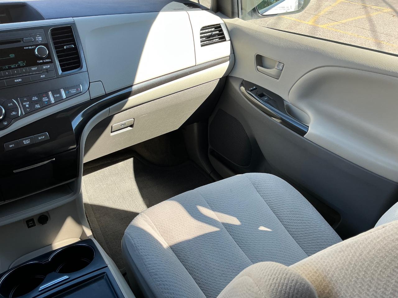 Toyota Sienna LE AWD 7-Passenger V6 2014