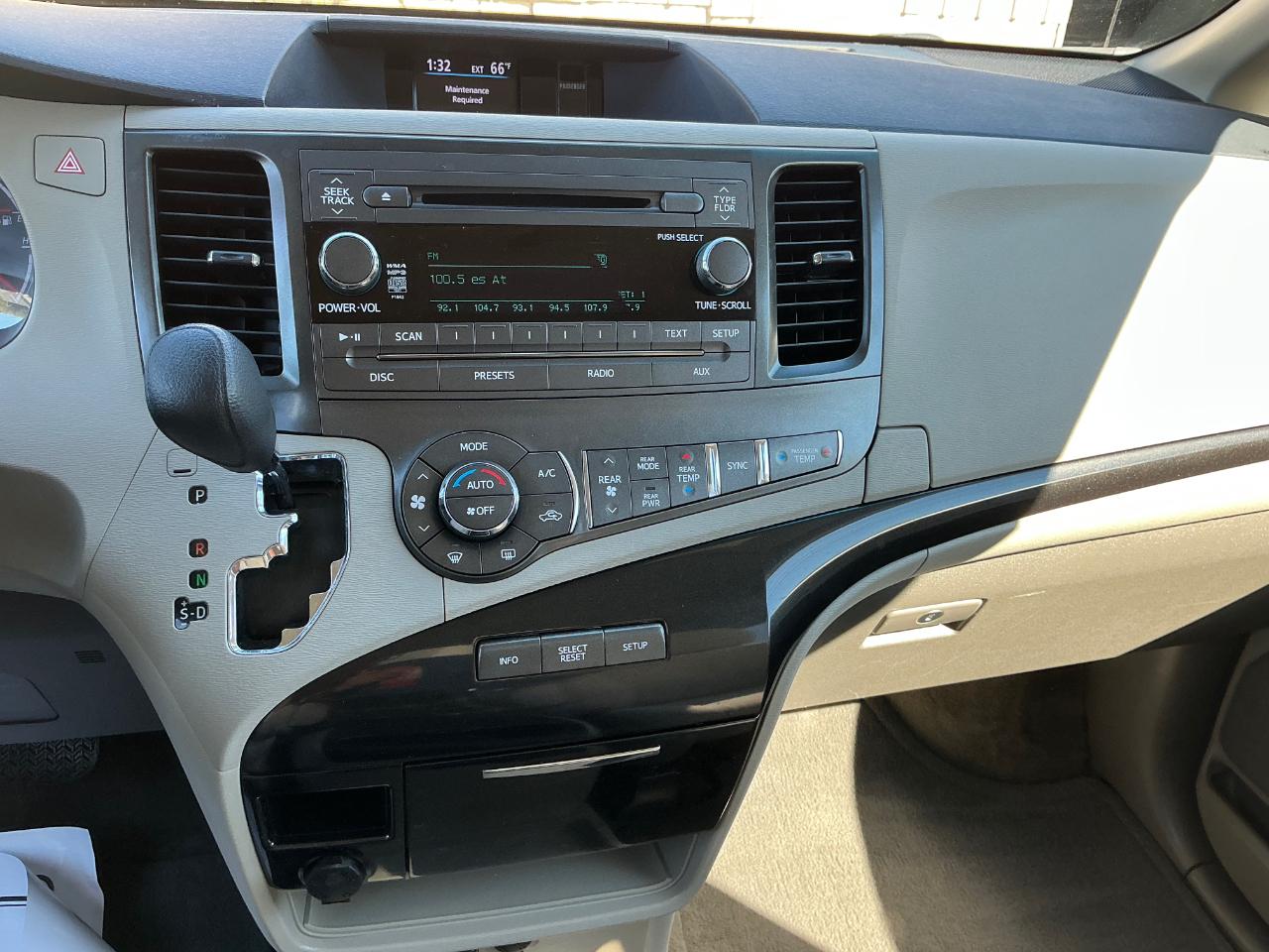 Toyota Sienna LE AWD 7-Passenger V6 2014