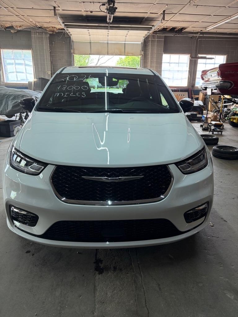 2026 Chrysler Pacifica Limited's photo