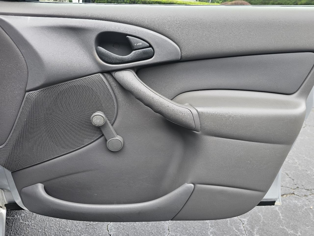 Ford Focus 4dr Sdn LX Base 2002