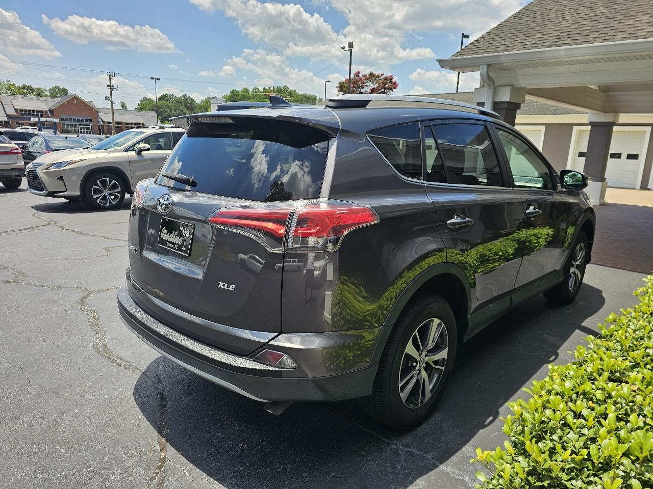 Toyota RAV4 XLE FWD (Natl) 2018