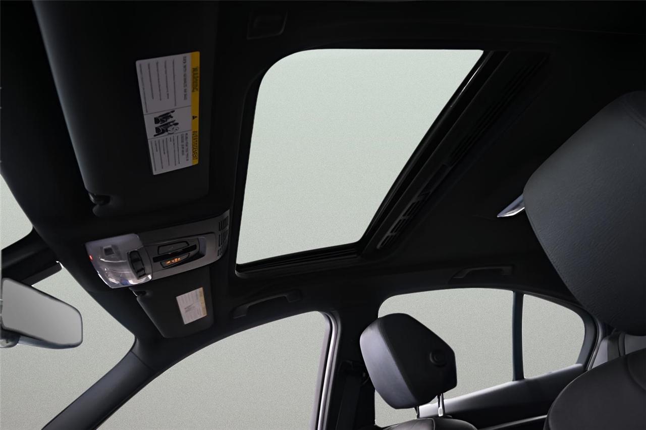 BMW 3-Series 330xi 4D Sedan 2018