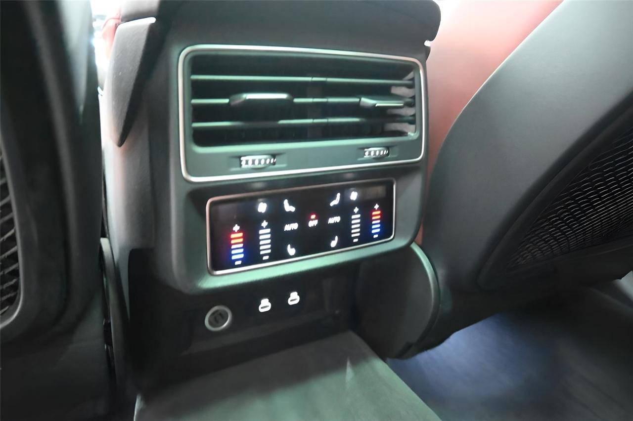 Audi SQ8  2022