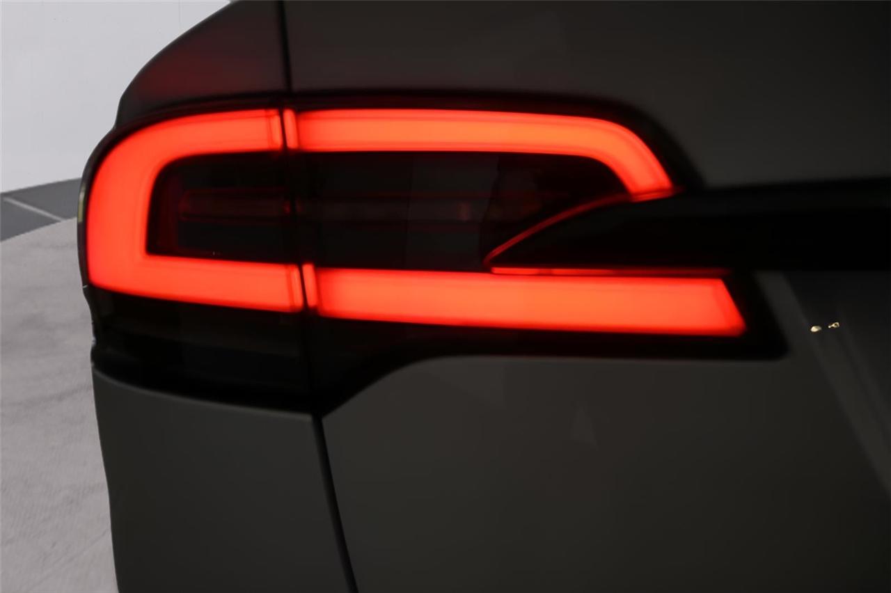 Tesla Model X  2022