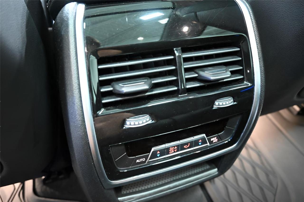 BMW X7 xDrive40i Sports Activity Vehicle 2021