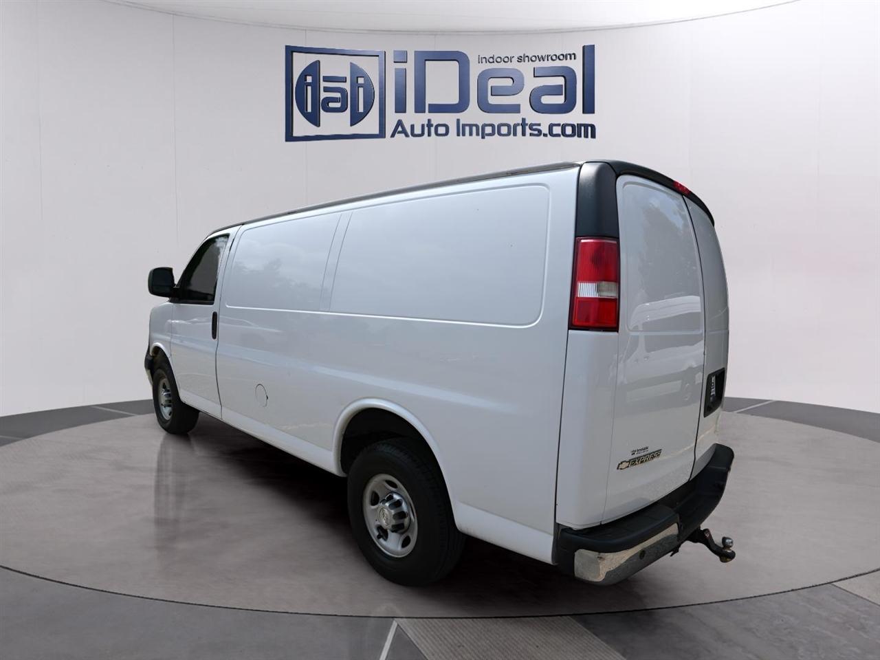 Chevrolet Express Cargo Van RWD 3500 135" 2017