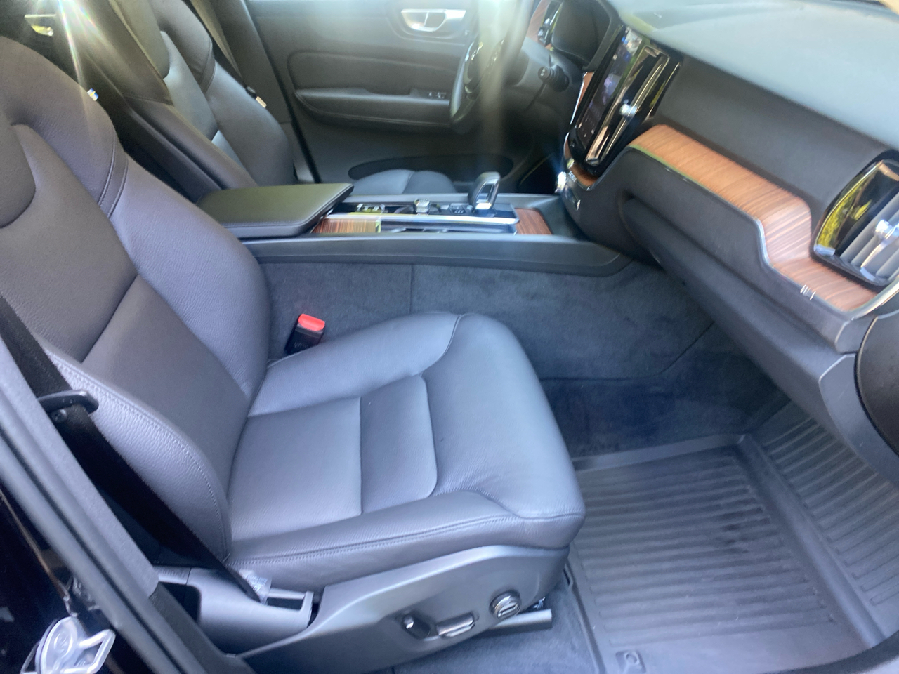 2024 Volvo XC60 B5 Plus photo 2