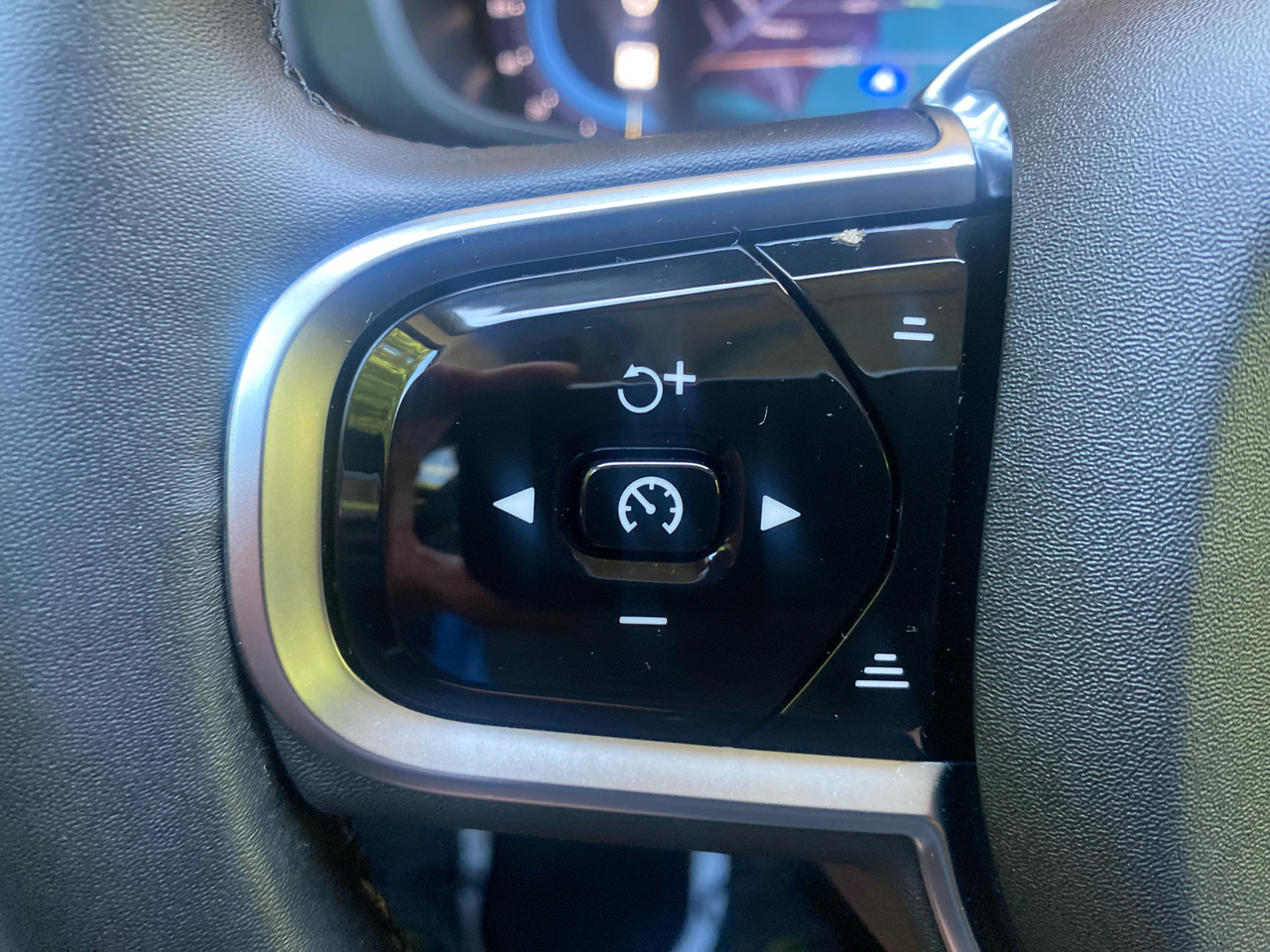 2024 Volvo XC60 B5 Plus photo 7