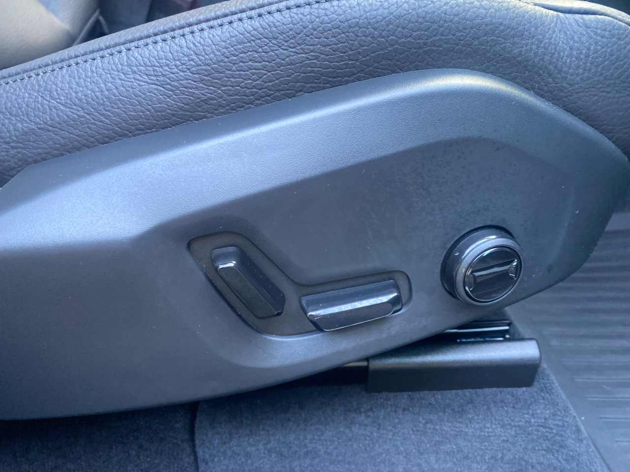 2024 Volvo XC60 B5 Plus photo 17