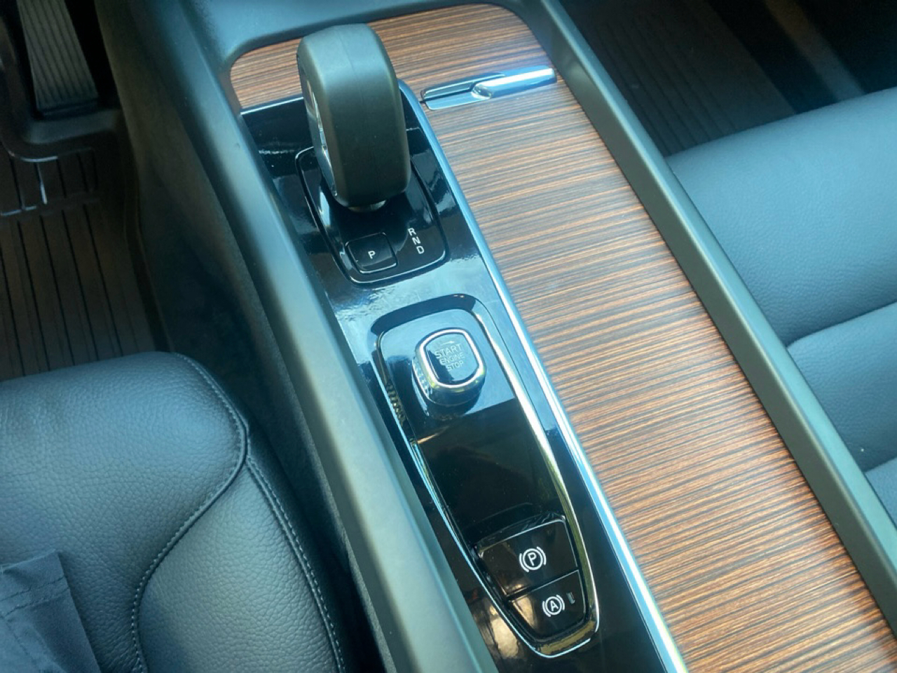 2024 Volvo XC60 B5 Plus photo 11