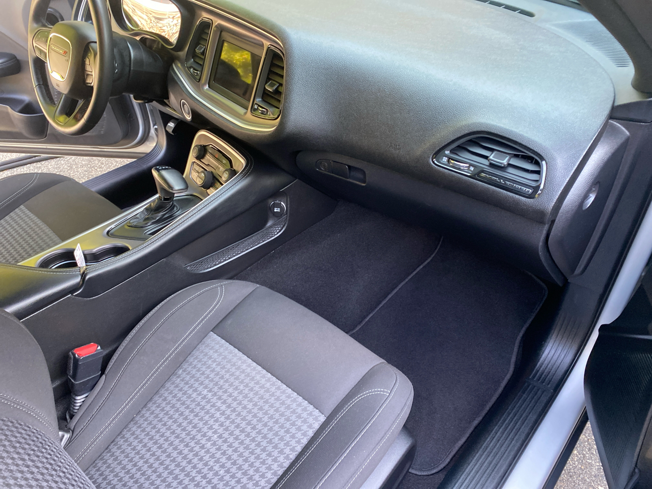 2022 Dodge Challenger SXT AWD photo 18