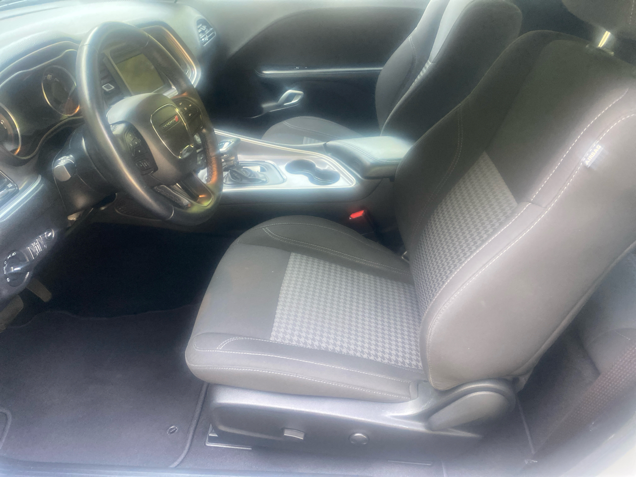 2022 Dodge Challenger SXT AWD photo 2
