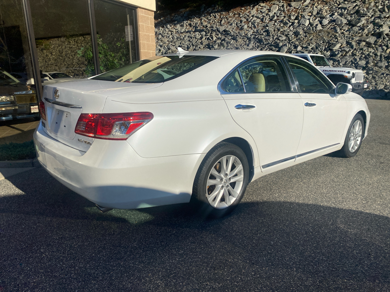 2011 Lexus ES 350 photo 2