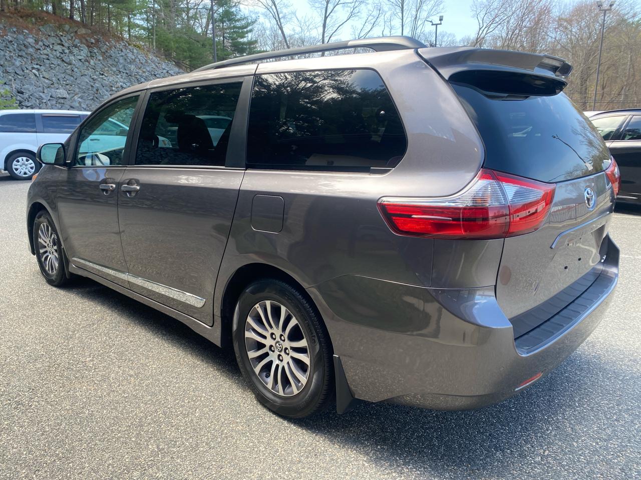 Toyota Sienna XLE FWD 8-Passenger V6 2020