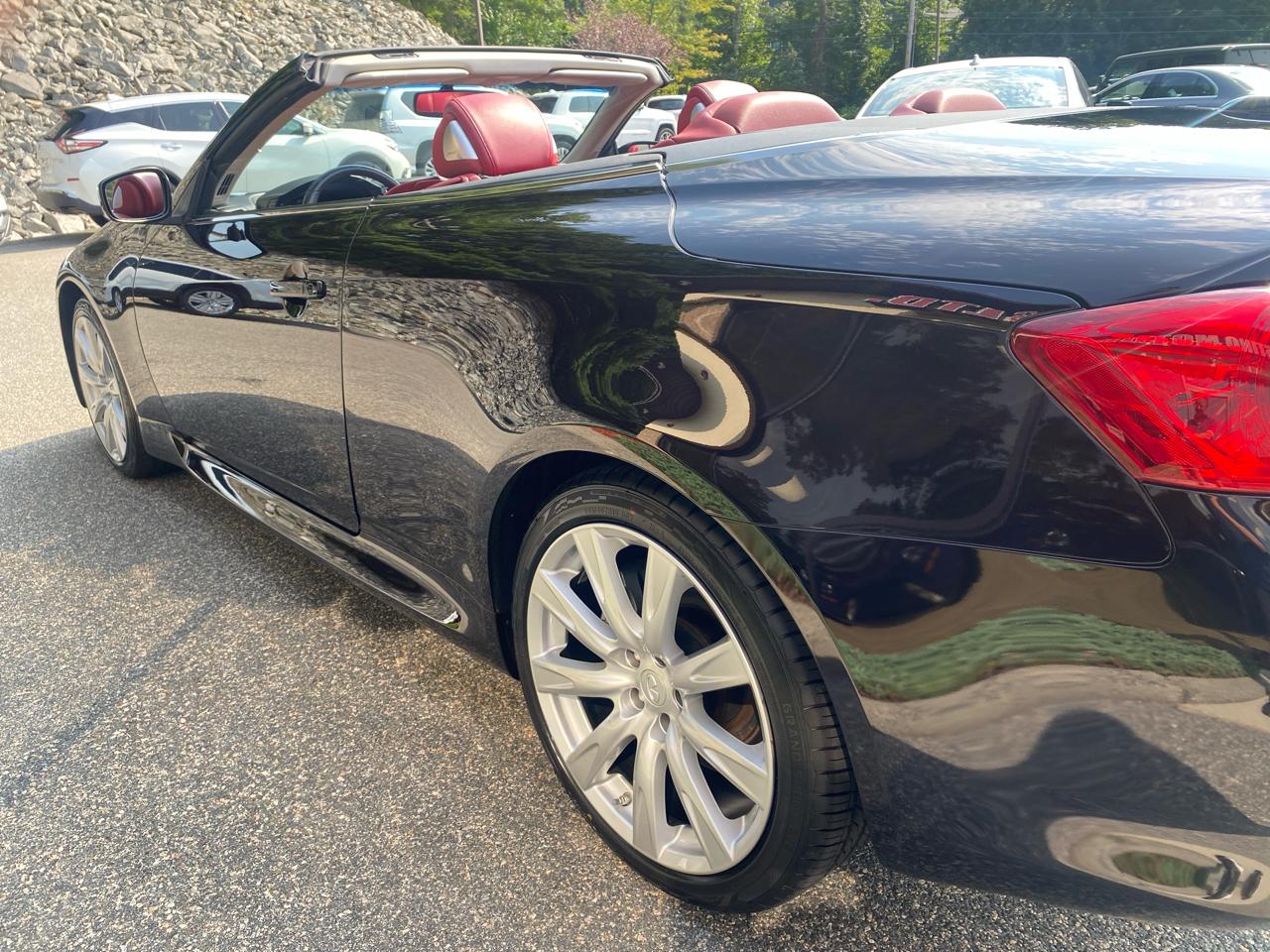 Infiniti G37 Convertible  2011