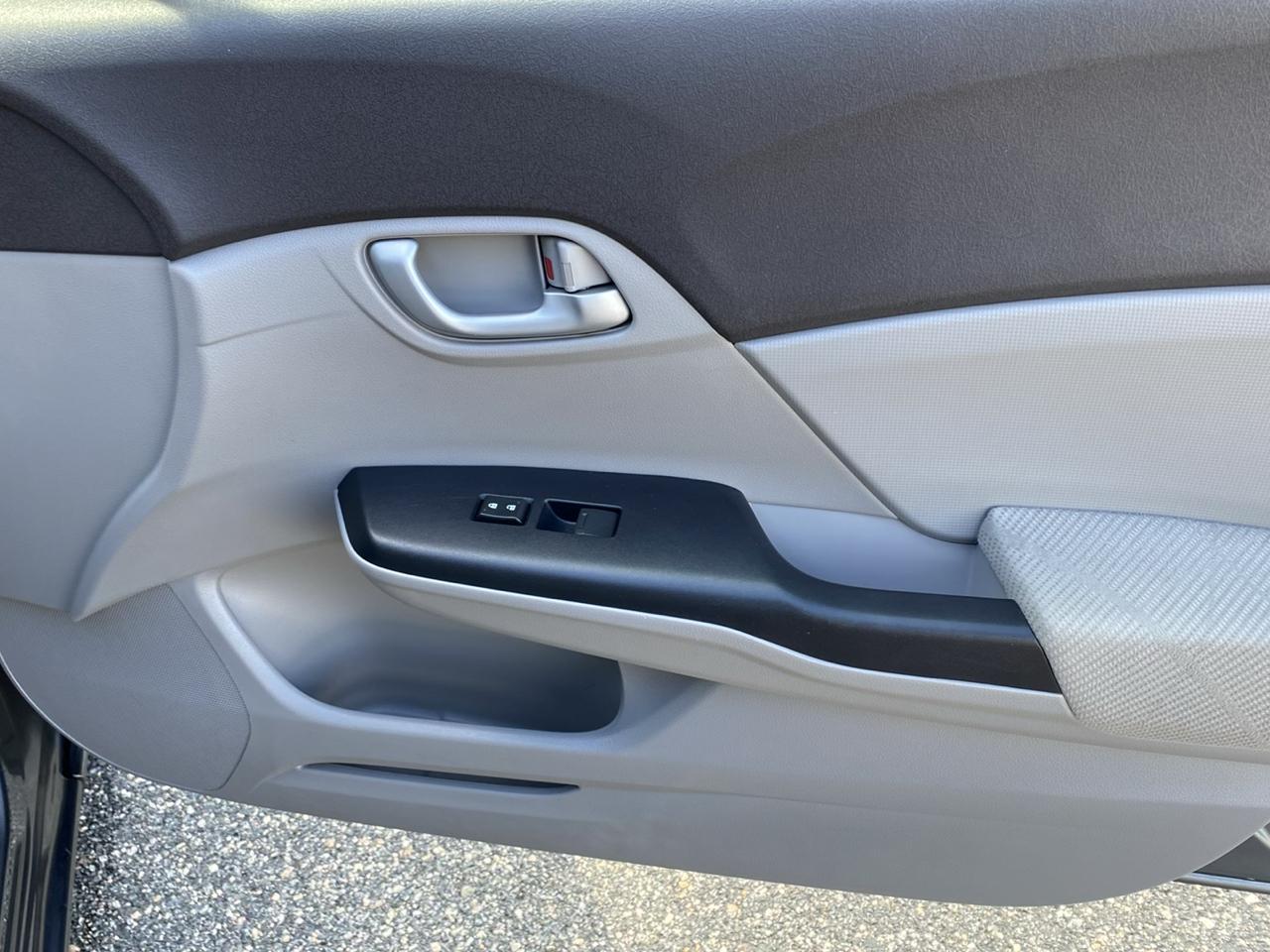 Honda Civic LX Sedan 5-Speed AT 2012