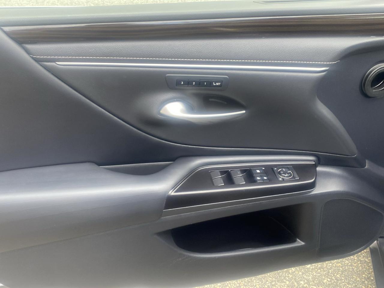 Lexus ES 300h Luxury 2019