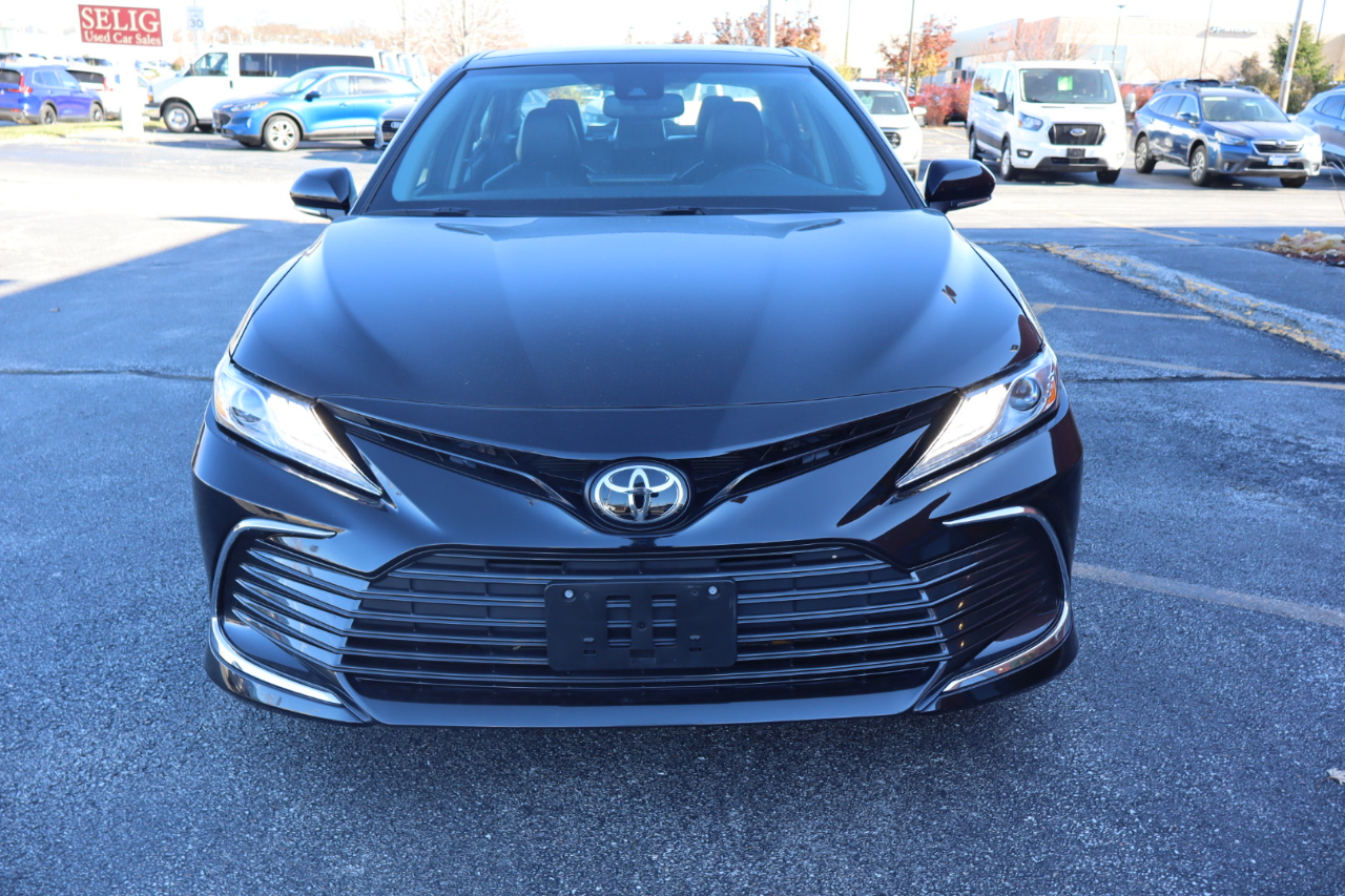 2021 Toyota Camry XLE photo 2