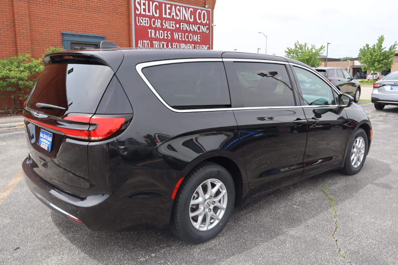 Chrysler Pacifica Touring L 2023