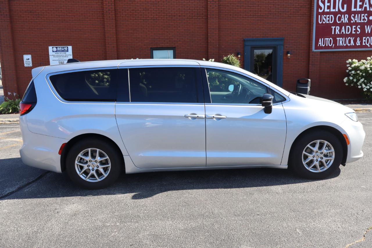 Chrysler Pacifica Touring L 2024
