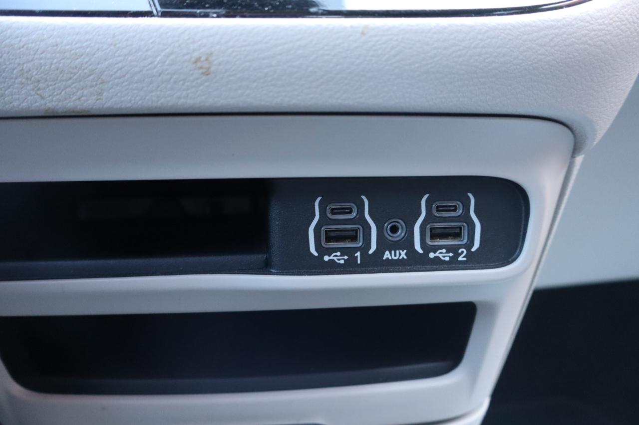 Chrysler Pacifica Touring L 2024