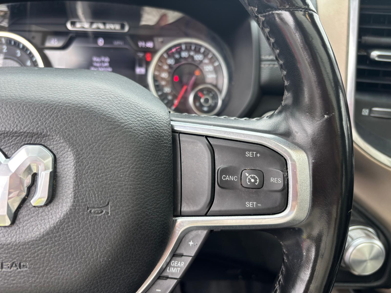 RAM 1500 Laramie Crew Cab 4WD 2021