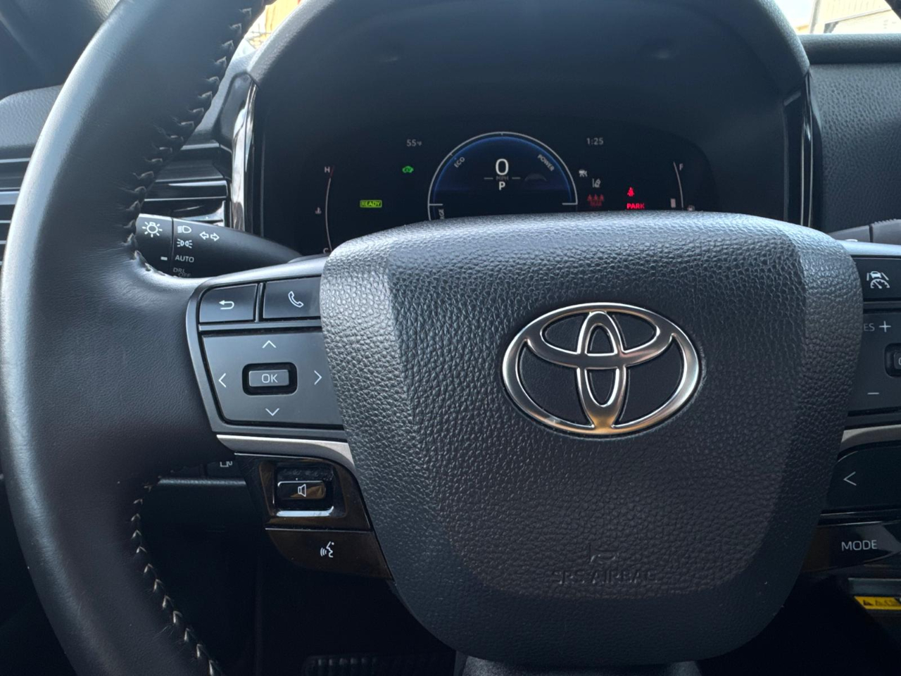 Toyota Camry Hybrid SE 2025