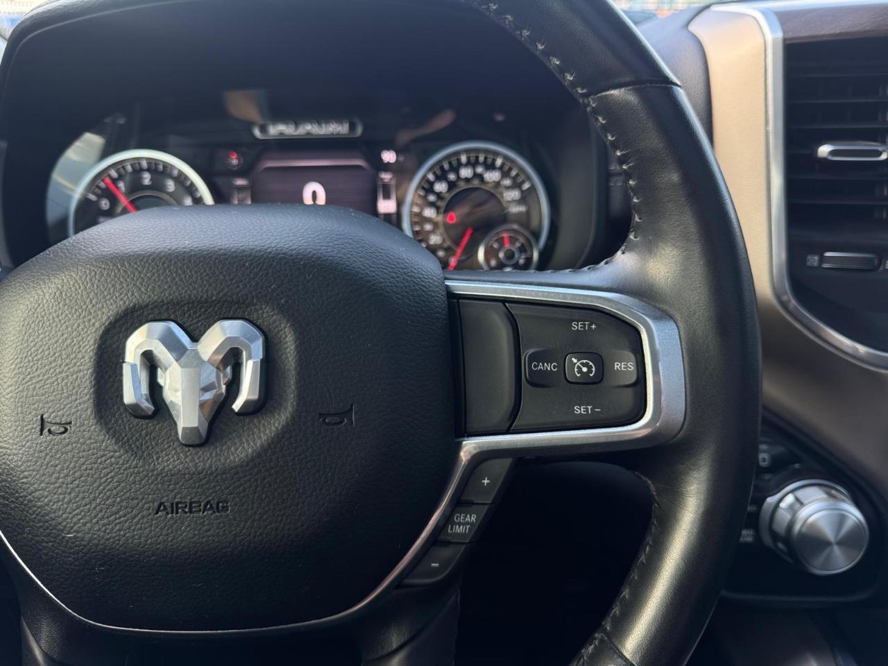 RAM 1500 Laramie Crew Cab SWB 4WD 2022